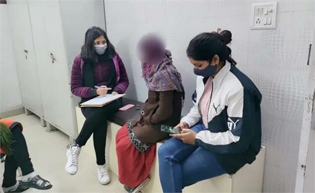 The victim of gangrape with face covered talking with the Delhi Women’s commission