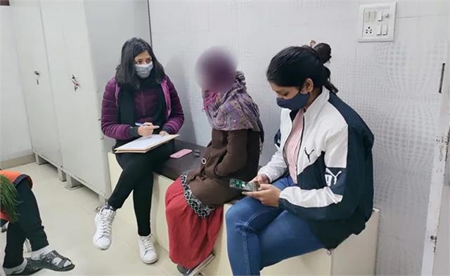 The victim of gangrape with face covered talking with the Delhi Women's commission
