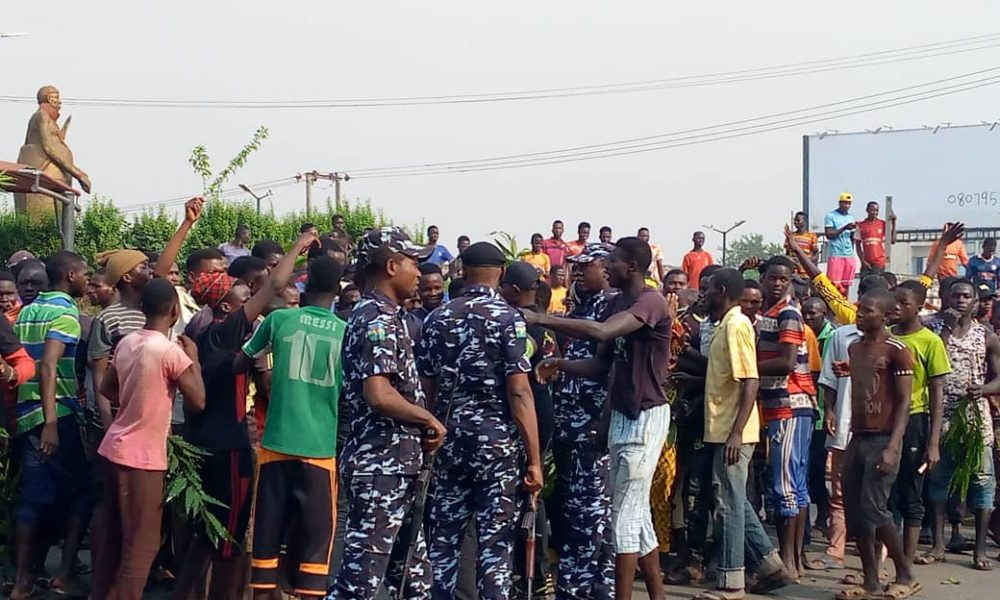 Wheelbarrow pushers during their protest in Benin, Edo State on Friday