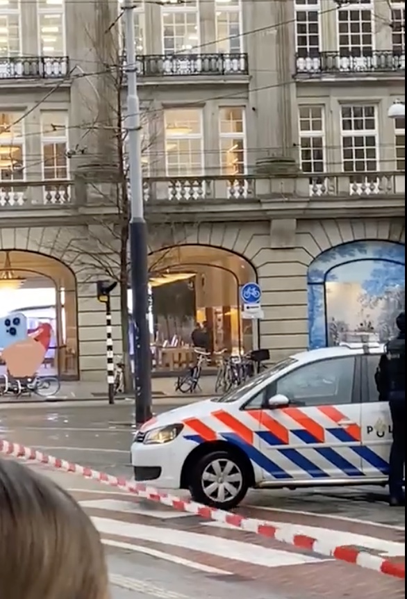 Gunman takes hostage in Amsterdam's Apple store - P.M. News