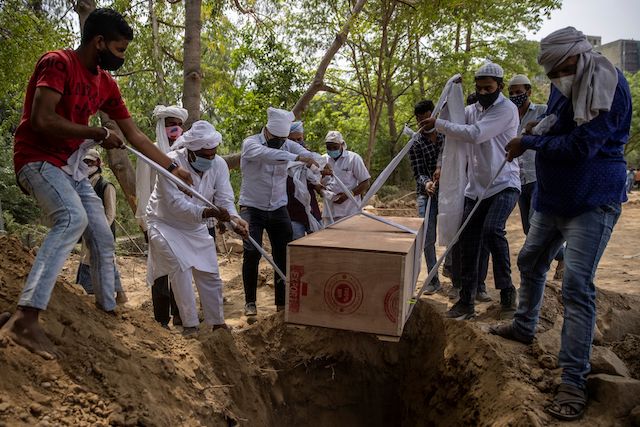 Burying the dead in India