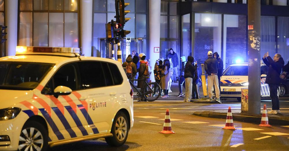 Crowd at the Amsterdam Apple store after hostage drama