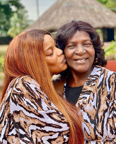 The actress kisses her mum