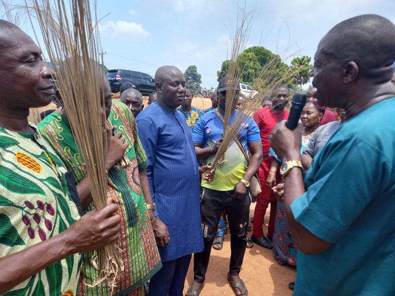Mr Ikponmwosa Omorodion,3rd left being welcomed to APC