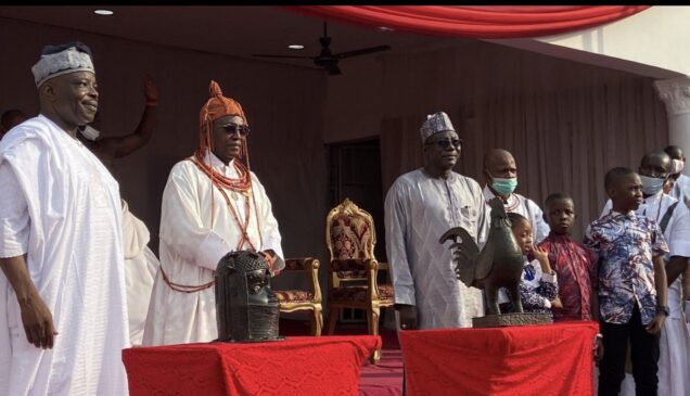 Oba Ewuare, 2nd left with the Nigerian High Commissioner in UK Sarafadeen Tunji Isola