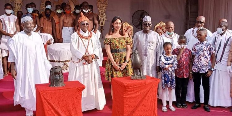 Oba of Benin, Ewuare II, his chiefs and others when he formally received two repatriated Benin artifacts, Okpa (Cockerel) and Uhunwun Elao (Oba head) displayed in the picture in his palace  on Saturday