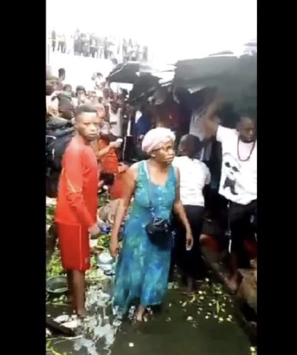 Screenshot from a video after the kinshasa power cable fell on a market