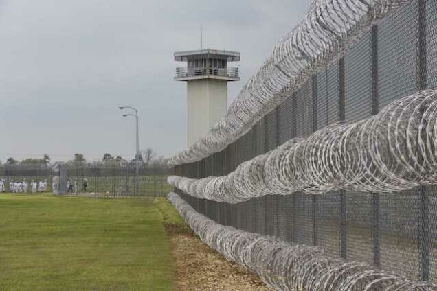 U.S. federal prisons locked down after 2 inmates shot dead in