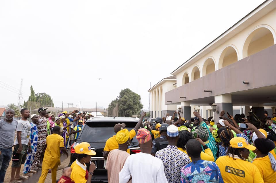Crowd at the Akarigbo's palace to welcome Tinubu