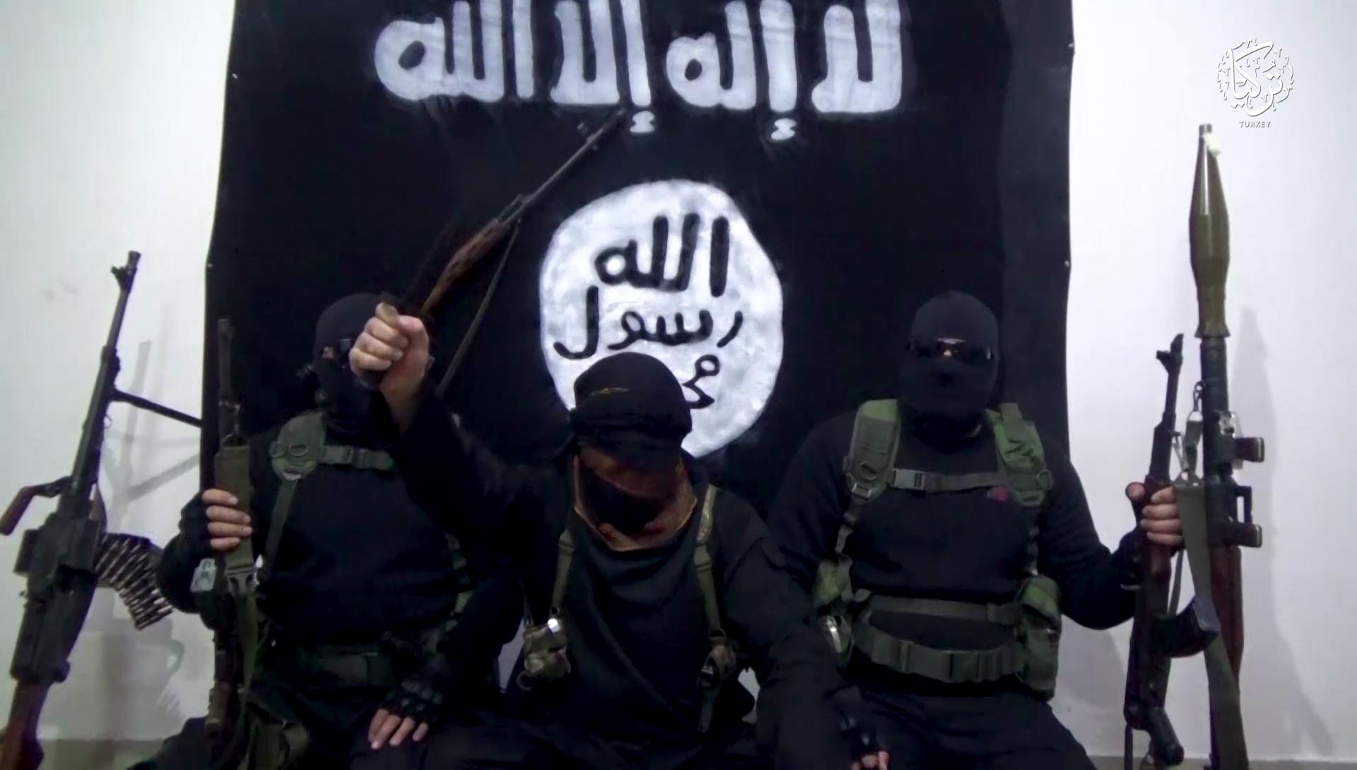 Террористы на фоне флага игил. Террористы ближнего Востока.