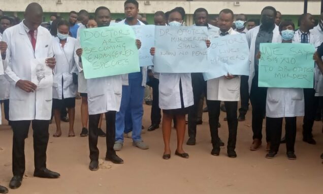 Members of the Association of Resident Doctors (NARD) of University of Benin Teaching Hospital (UBTH) protesting the killing of their member, Dr. Otote Osaikhuomwan on Tuesday