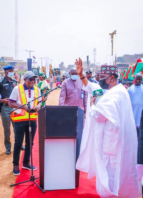 Gowon acknowledges cheers