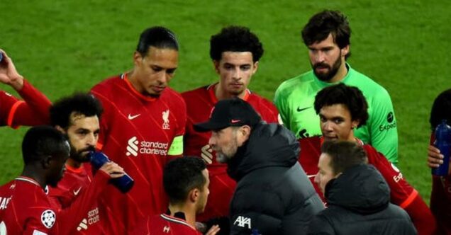 Liverpool players listen to Coach Jurgen Klopp
