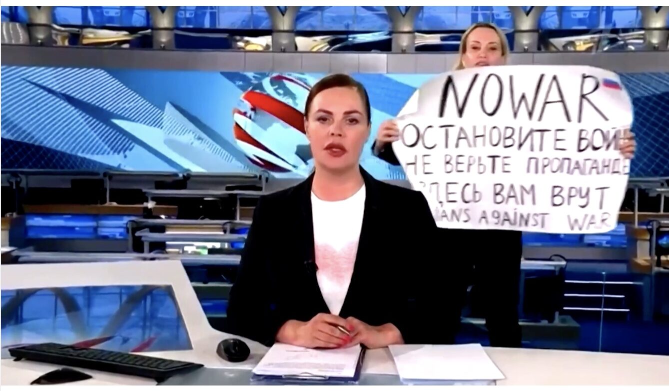 Marina Ovsyannikova protests during Russian State TV news broadcast