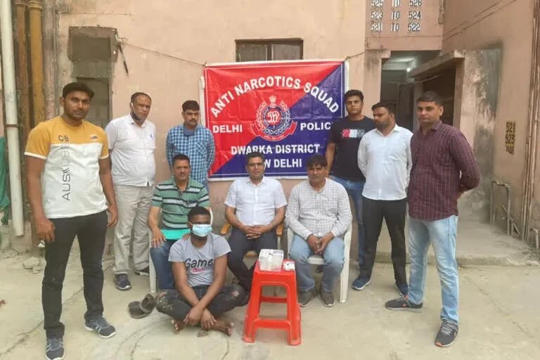 Delhi police with a Nigerian drug suspect