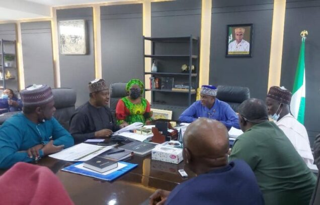 Amaechi, centre, at a meeting with ICRC officials