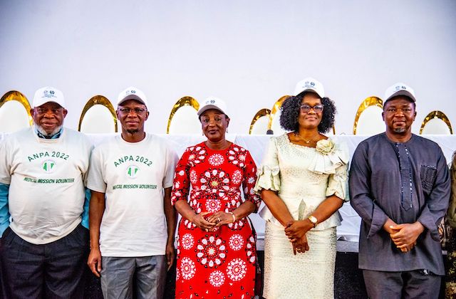 Betsy Obaseki, centre with some members of the medical mission from U.S