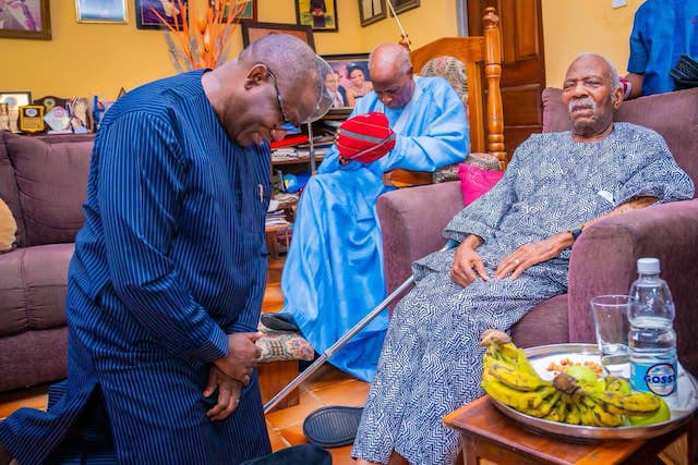 Fayemi being blessed by Pa Fasoranti former Afenifere leader