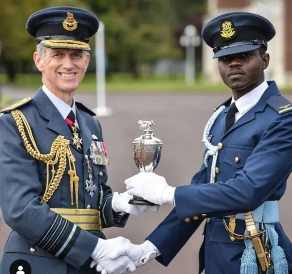 Flt. Lt. Abubakar Mohammed Alkali receiving an award