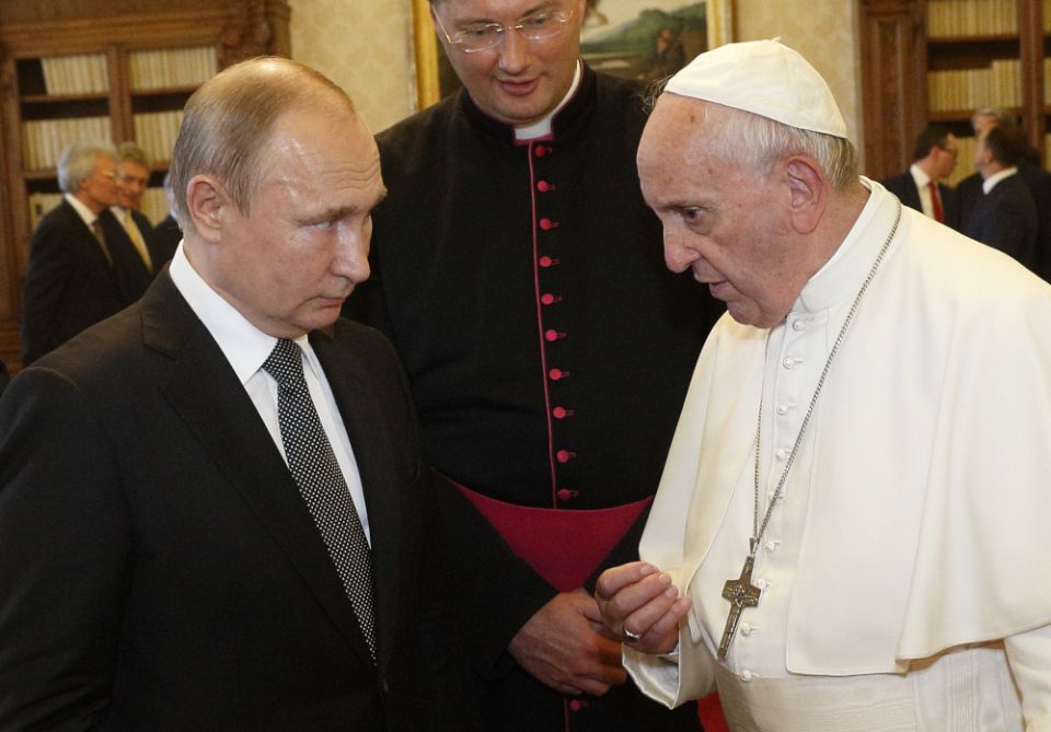 Pope Francis for the first time implicitly criticizes Putin