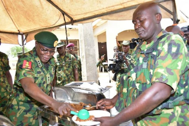 Army Chief, Lt.-Gen. Faruk Yahaya serving troops with lunch i Sokoto
