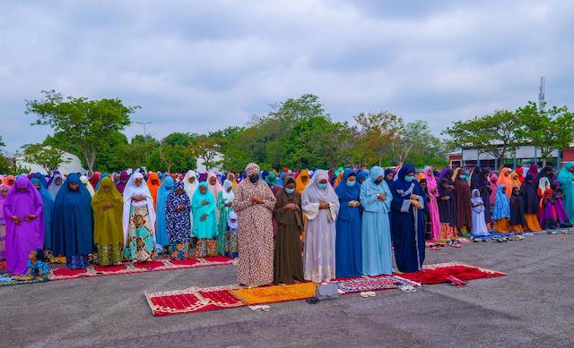 First Lady Aisha, 4th right in the women's wing of Mambila Barrack praying ground