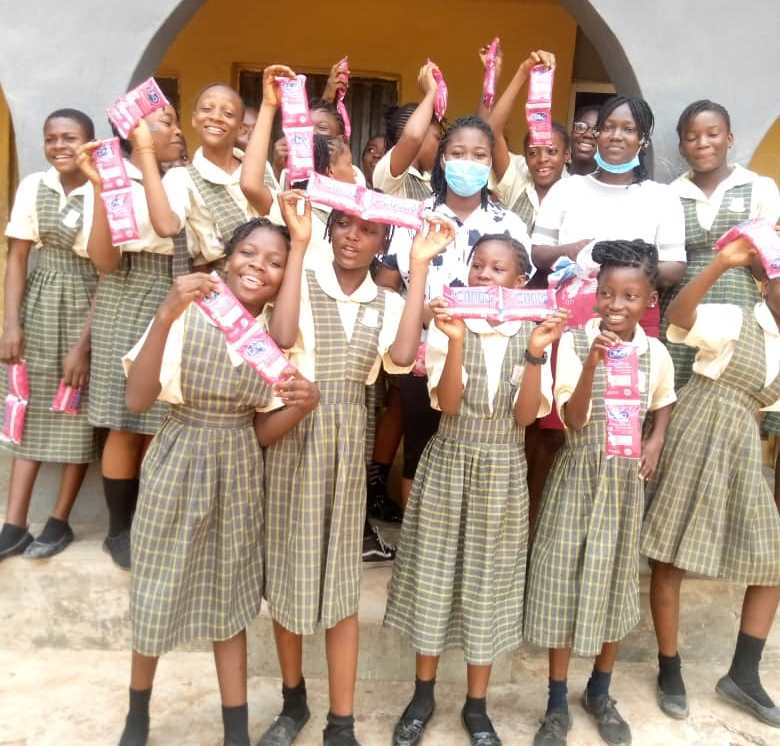 Akomaye with students of Easy Flow College