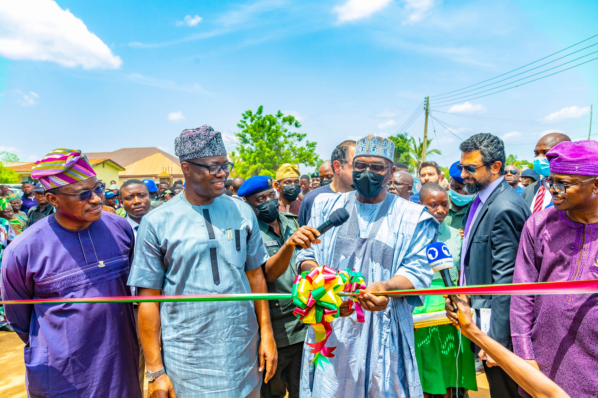 Governors Abdulrahman Abdulrazak of Kwara and Seyi Makinde of Oyo flagging off the construction of a 76.67 kilometres Ogbomoso-Iseyin Road on Wednesday