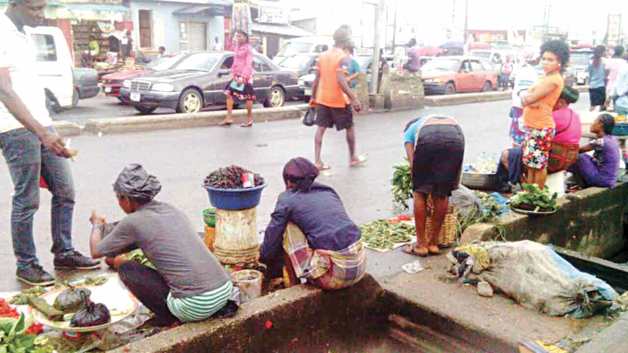 Lagos clamps down on traders selling by road side