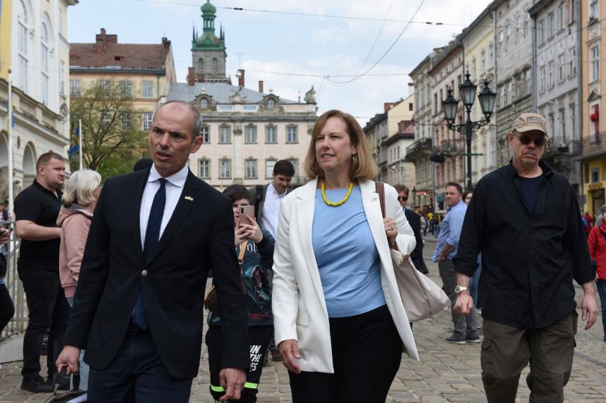 U.S. diplomats return to Kyiv embassy