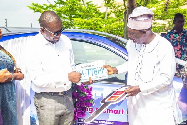 Dr Babatunde Adeyemo, the  Chief Executive Officer, Pelican Estate handing the car to popular Nollywood actor, Kayode Olasehinde popularly known as Ajirebi