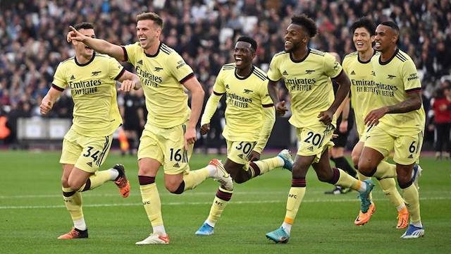 arsenal players rejoice after Rob Holding's first goal