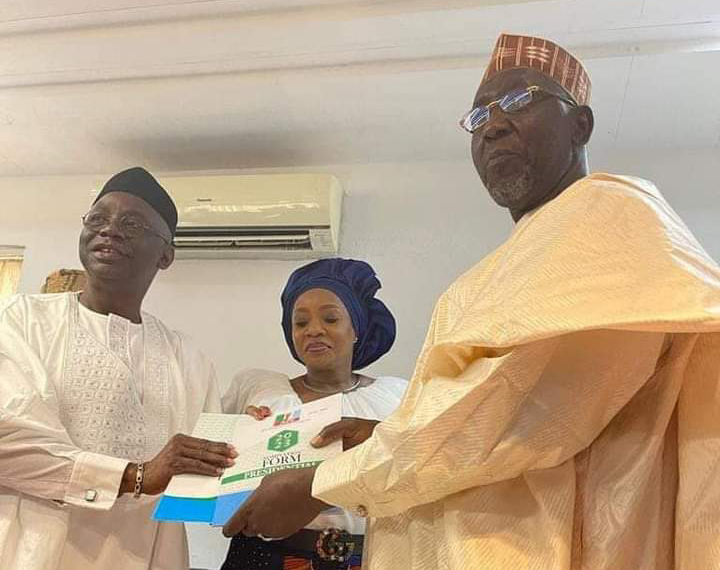 Tunde Bakare during his purchase of APC’s N100m presidential forms