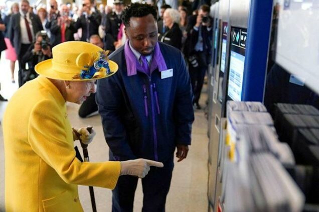 Queen makes surprise appearance at Elizabeth line opening ceremony - P.M.  News