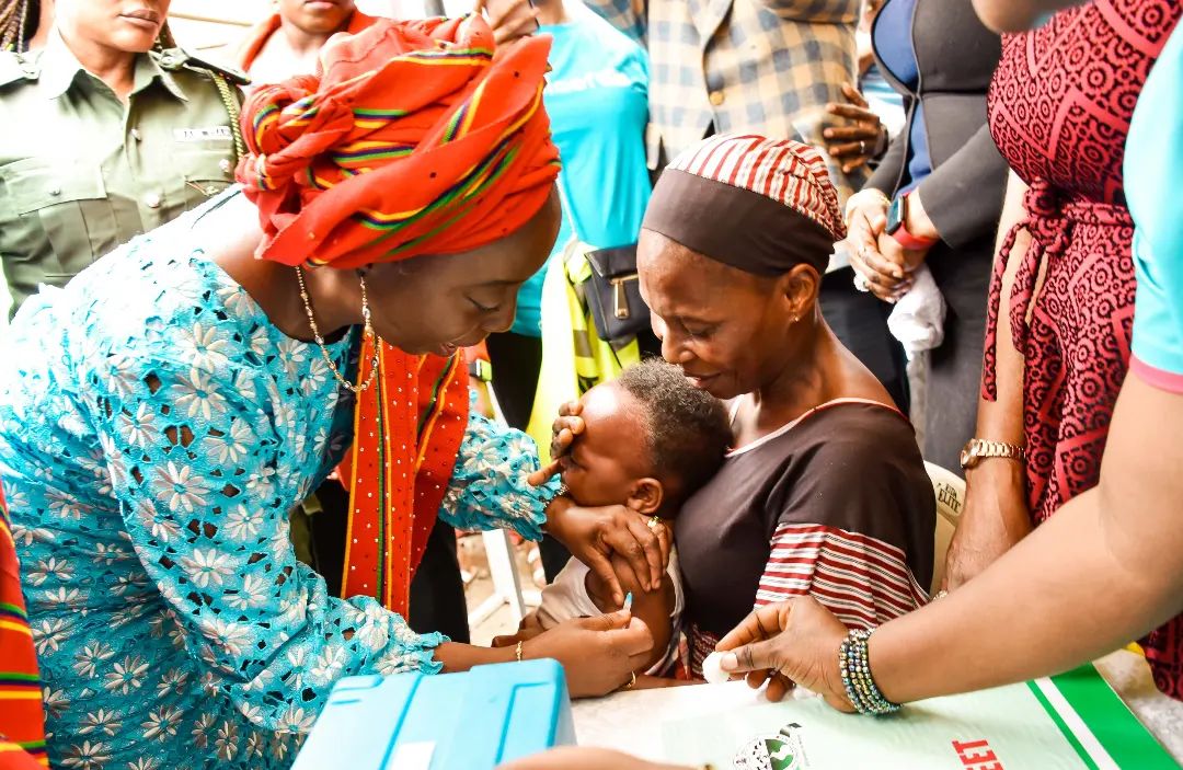 Dr. Sanwo-Olu administering measles vaccine