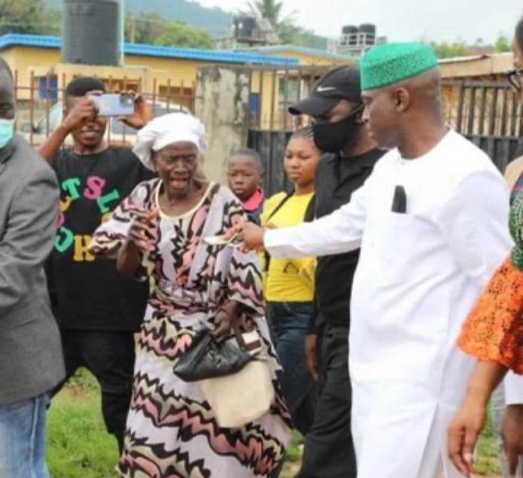 APC gov. candidate Oyebanji caught giving money to electorate