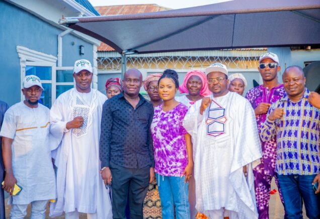 Ajadi and his entourage with the Odeyemi’s family