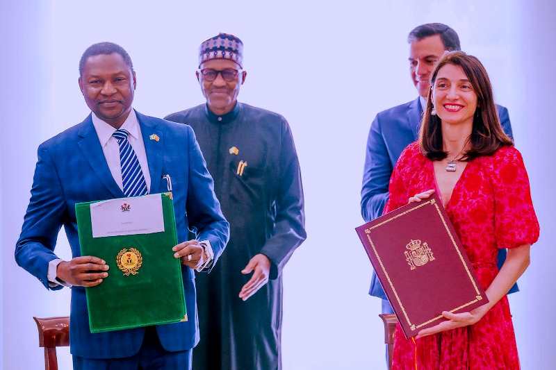 The two leaders with their ministers after signing MoU