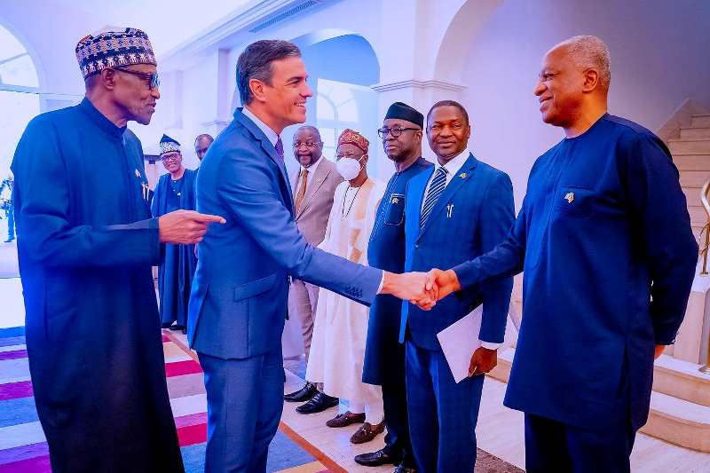Buhari introducing his ministers to Sanchez