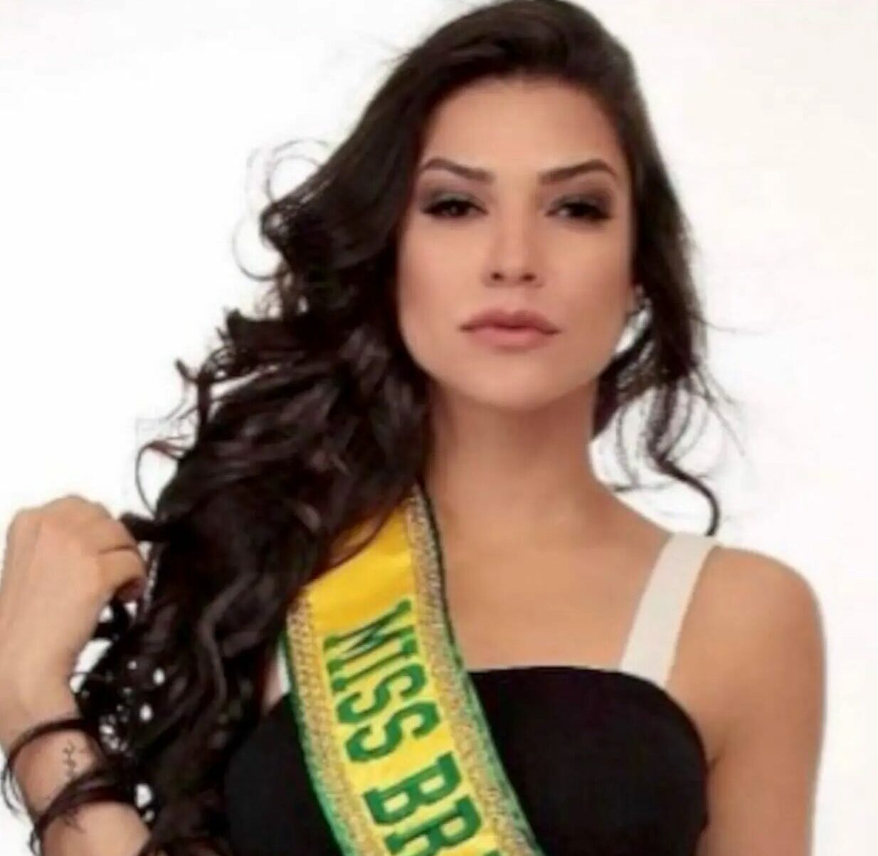 Gleycy Correia Brazil's beauty queen dies after minor surgery