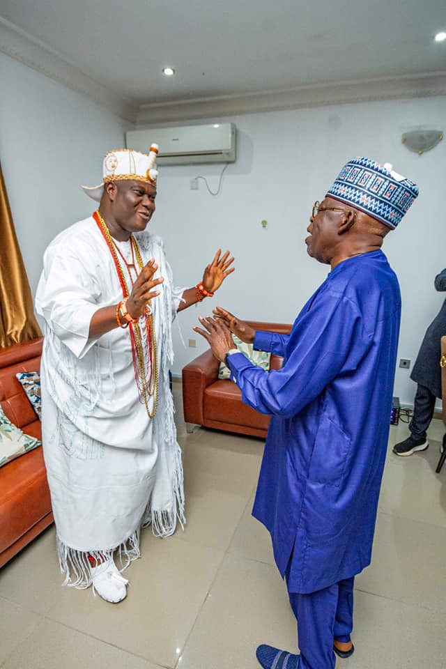 Asiwaju discussing with Ooni