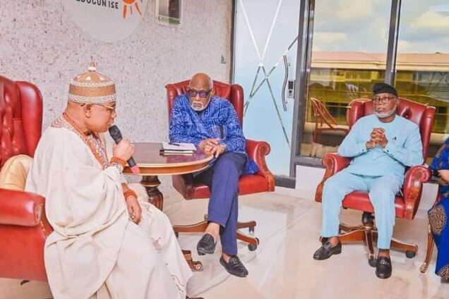 Governor Akeredolu and chairman, Ondo State Council of Obas led by their chairman and Deji of Akure kingdom, Oba Aladetoyinbo Aladelusi during the visit of the traditional rulers to his office