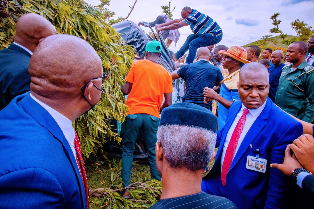 Osinbajo and his team at the at scene of the accident  along Airport road Abuja where his convoy stopped to rescue an  accident victim