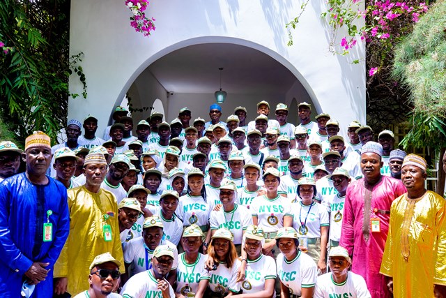Buhari with corps members