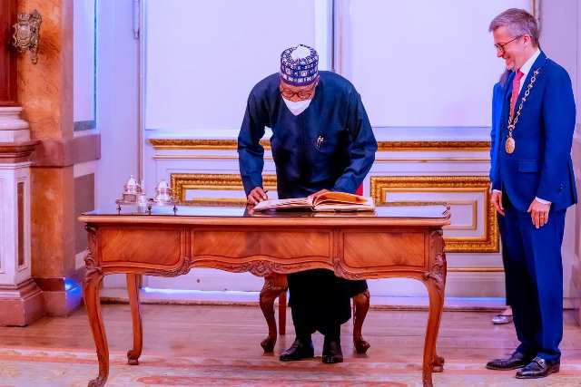 Buhari presents APC flag to Oyetola