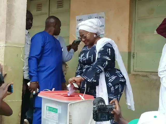 Oyetola's wife casting her vote
