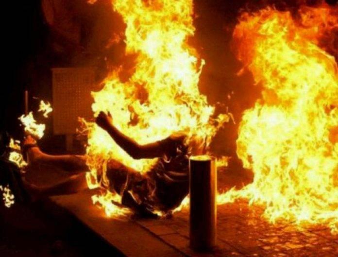 35-year-old Maryam Aminu set herself ablaze after accusing boy friend, Ibrahim Haruna, of cheating at Gindin Dinya community of Jigawa State.
