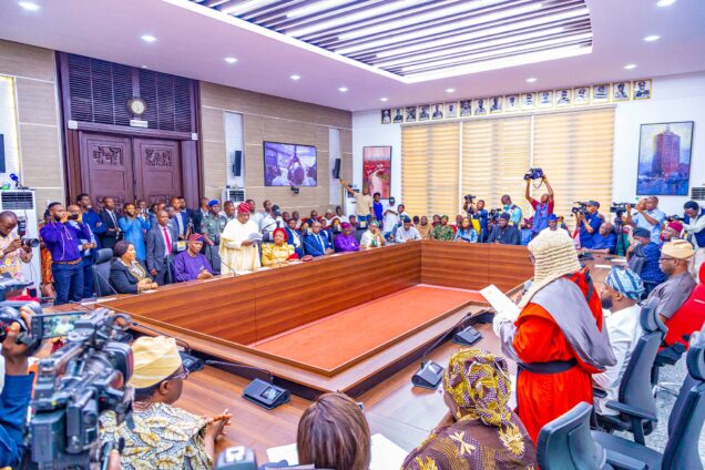 Chief Adebayo Lawal being sworn – in as the new Deputy Governor of Oyo State, following the impeachment of  Alhaji Rauf Olaniyan on Monday evening