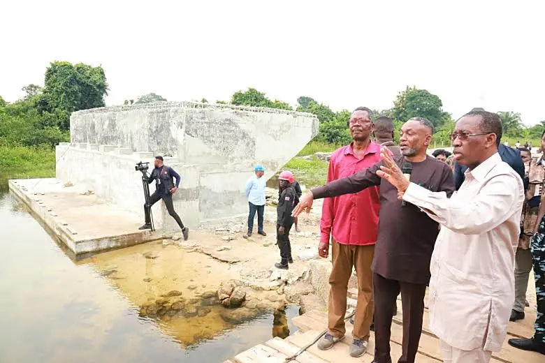Gov. Ifeanyi Okowa of Delta (1R) inspecting ongoing construction of Isheagu-Ewulu road and bridge in Aniocha South Local Government Area on Friday.
