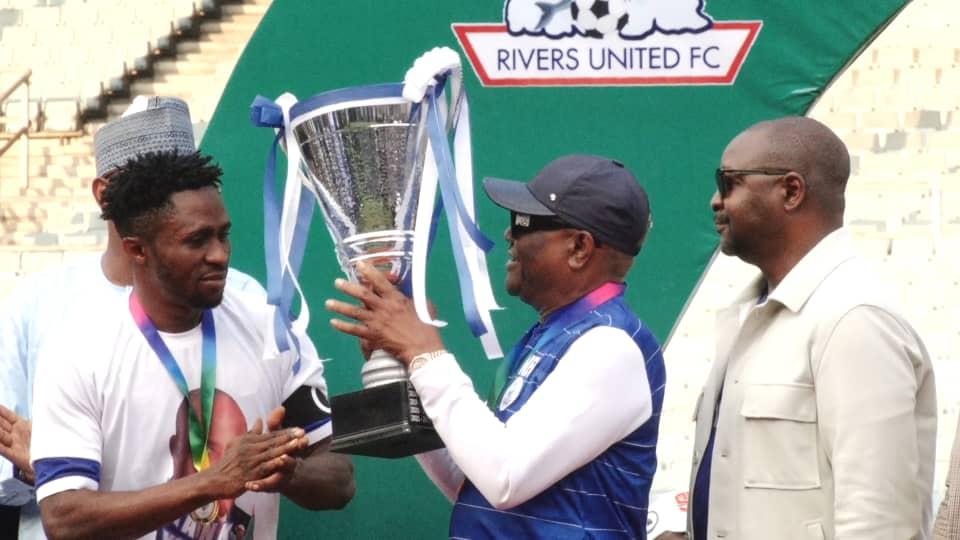 Rivers State governor, Nyesom Ezenwo Wike (middle); Minister of Youths and Sports, Sunday Dare (right) and the Captain Rivers United, Festus Austin receiving the 2021/2022 Nigeria Professional Football League trophy from Governor Wike at the Adokiye Amiesimaka Stadium, Port Harcourt on Sunday.